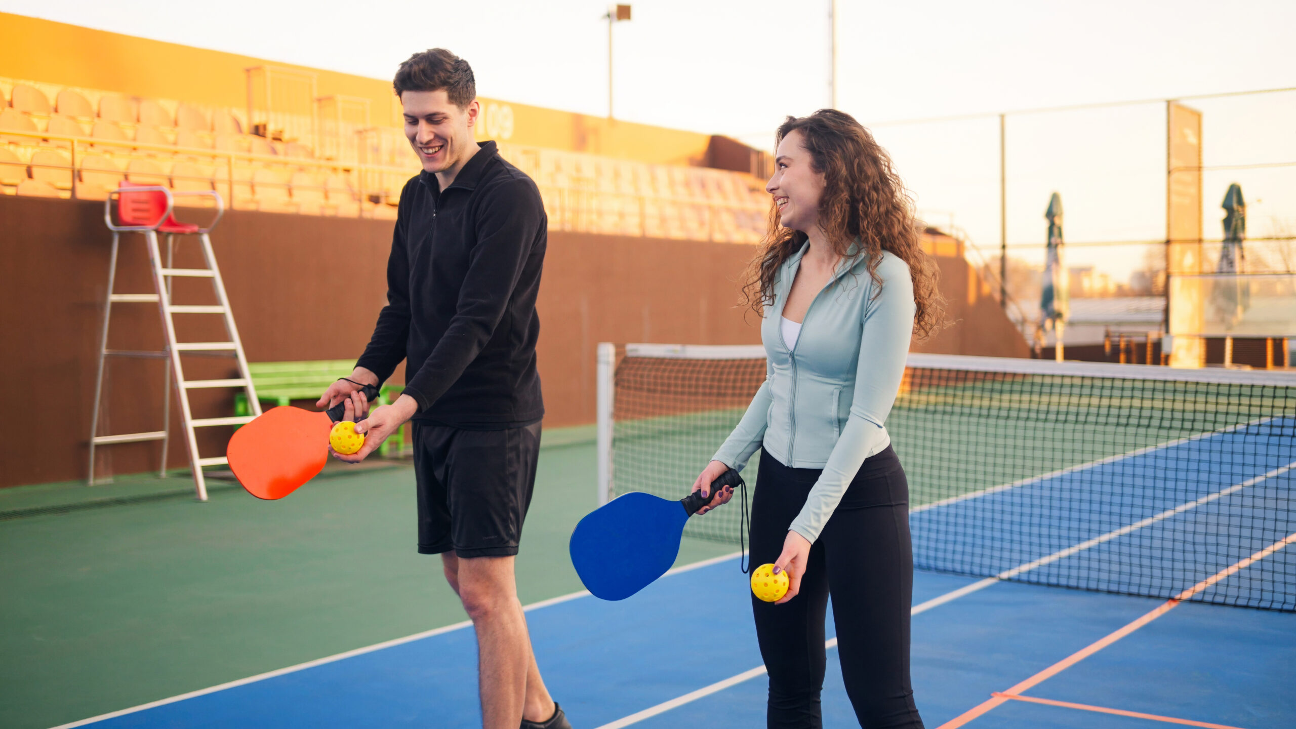 historia del pickleball - jóvenes aprendiendo a jugar